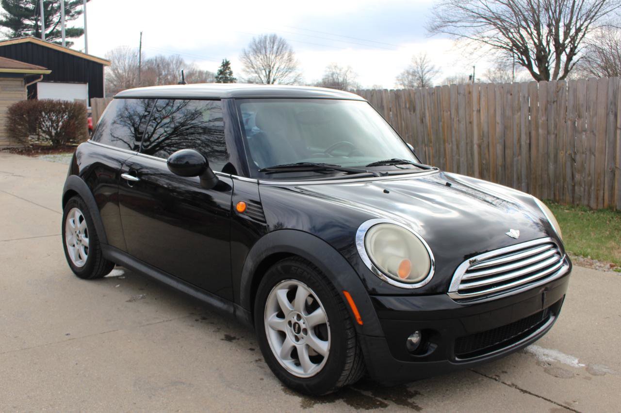 Used 2010 MINI Cooper Hardtop image 2