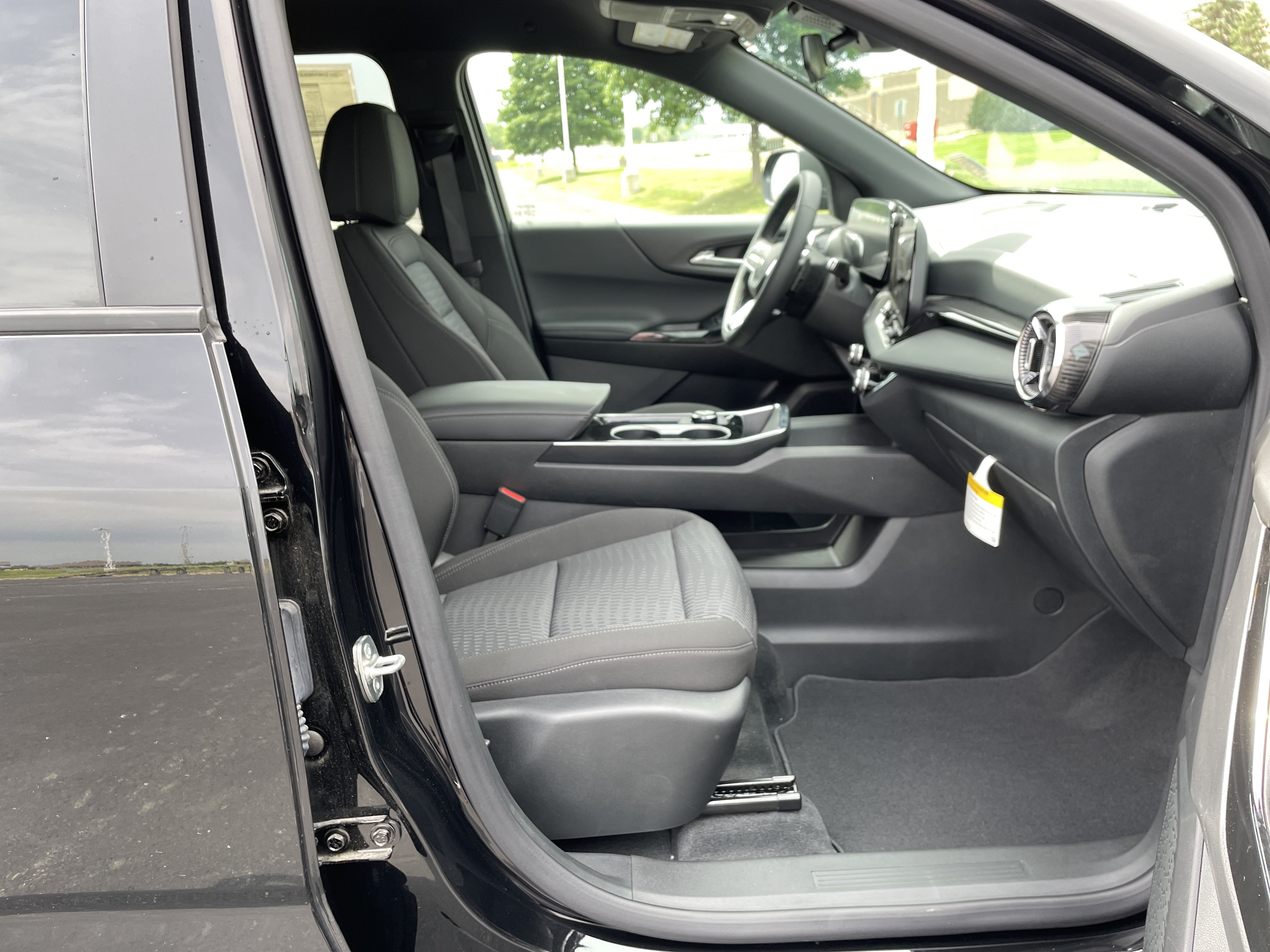 Used 2026 Chevrolet Equinox LT FWD image 25