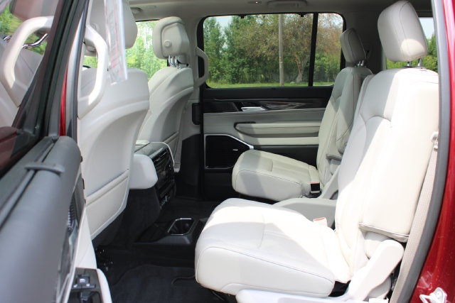 Used 2022 Jeep Wagoneer Series III w/ Premium Group I AWD/4WD image 44