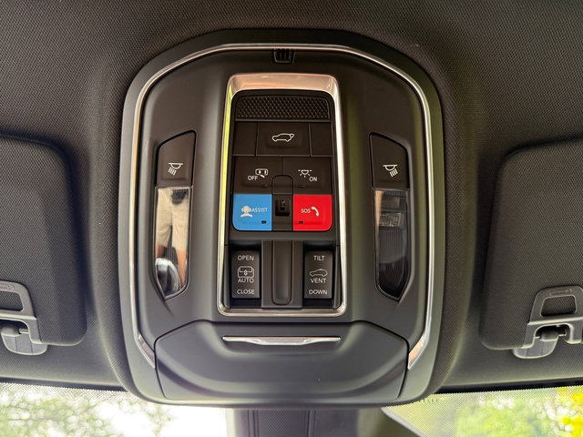 Used 2025 Jeep Grand Cherokee Altitude AWD/4WD image 26