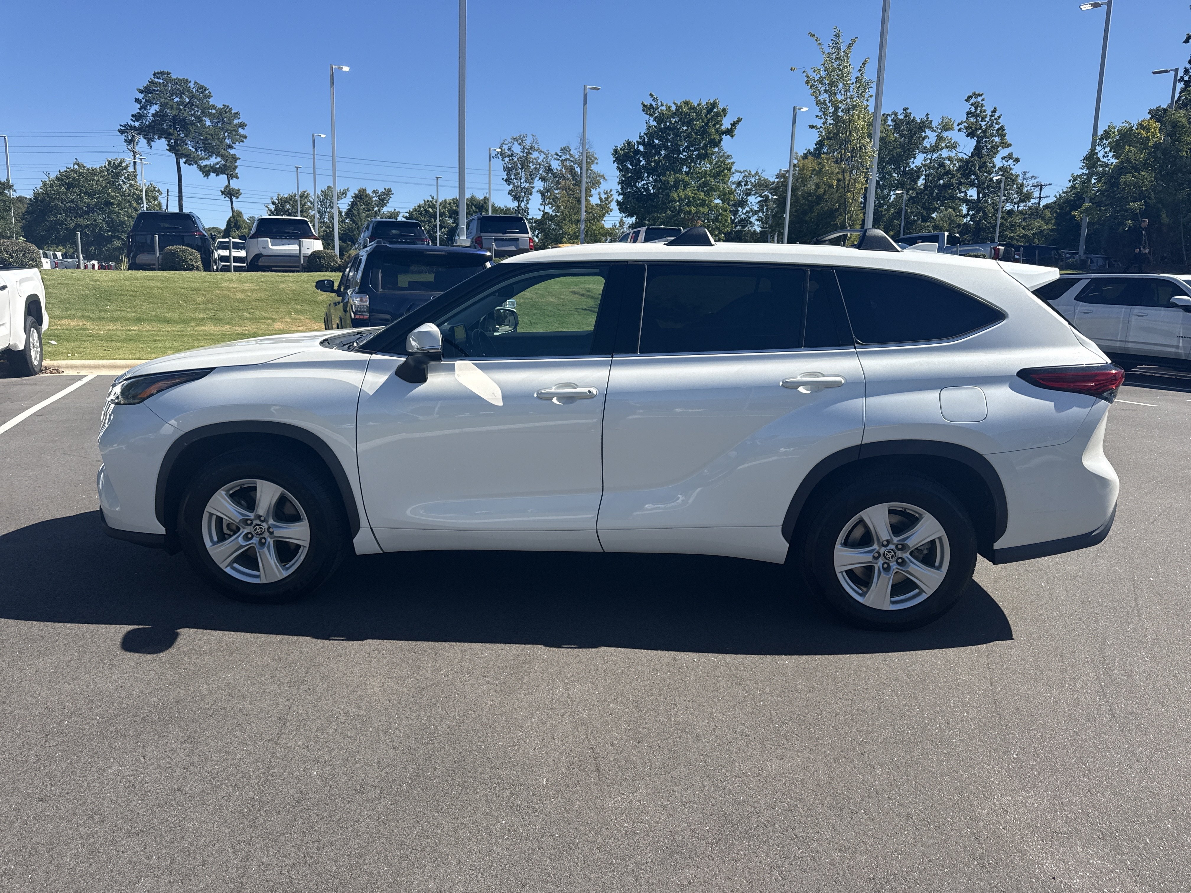 Used 2021 Toyota Highlander LE FWD image 7