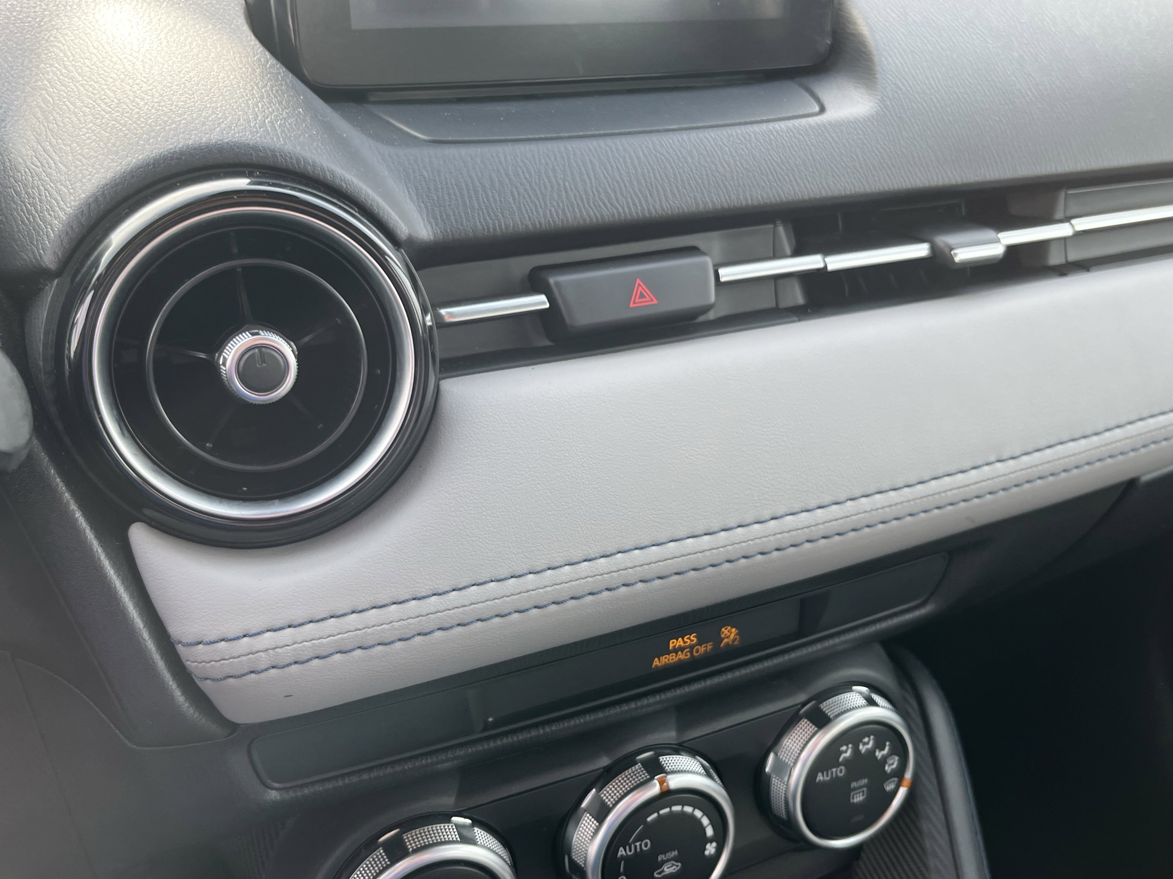 Used 2020 Toyota Yaris XLE image 19