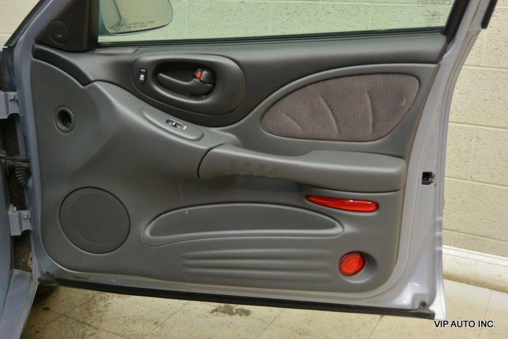 Used 2005 Pontiac Bonneville SE image 8