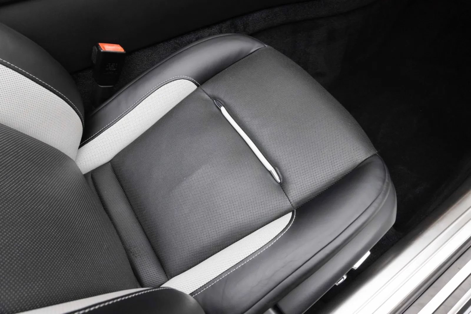 Used 2019 Rolls-Royce Dawn RWD image 24