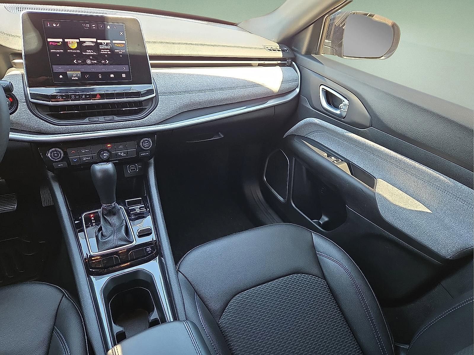 Used 2025 Jeep Compass Latitude AWD/4WD image 12