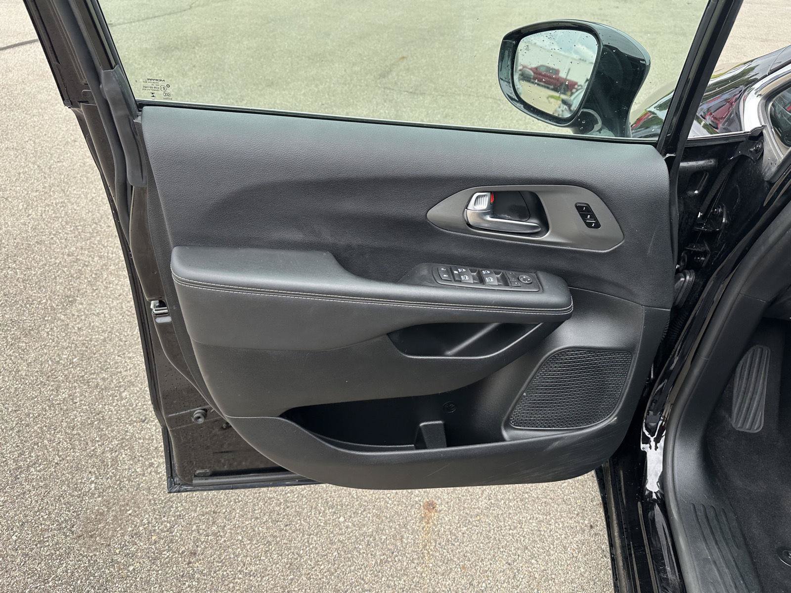 Used 2025 Chrysler Pacifica Select FWD image 16