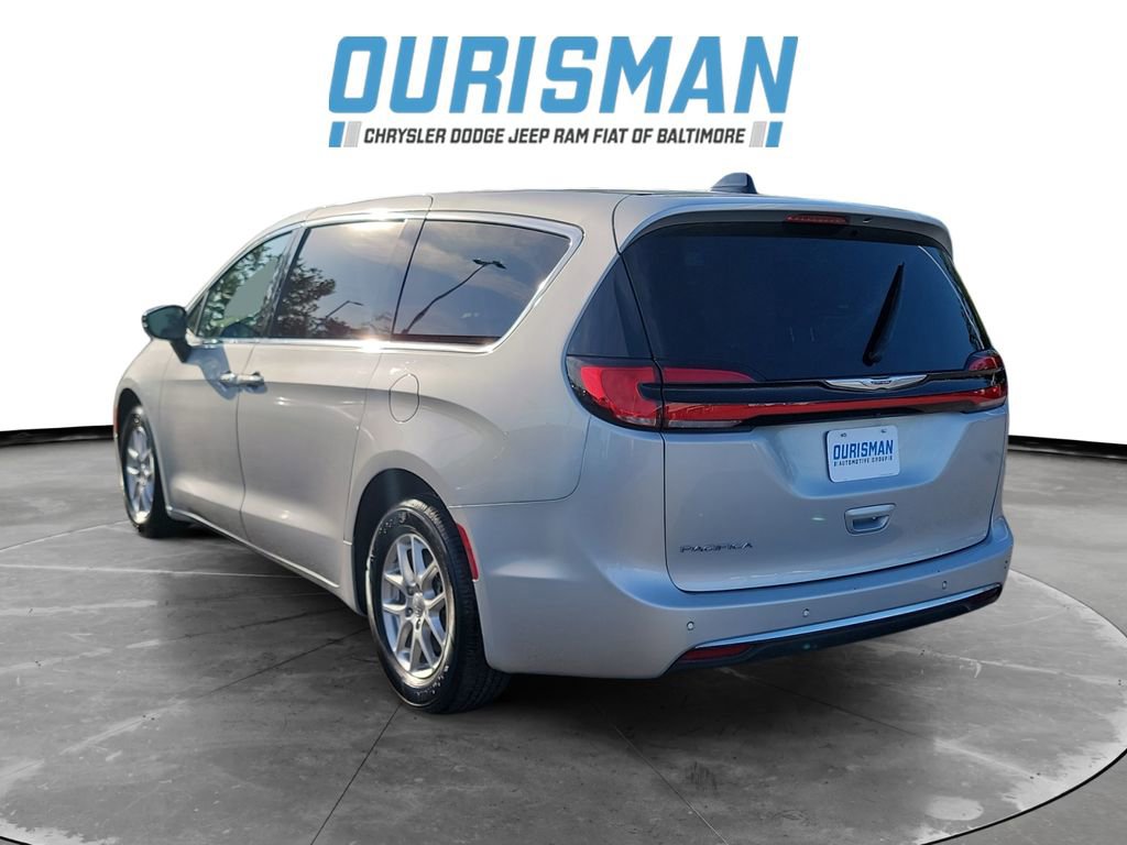Used 2024 Chrysler Pacifica Touring-L FWD image 4