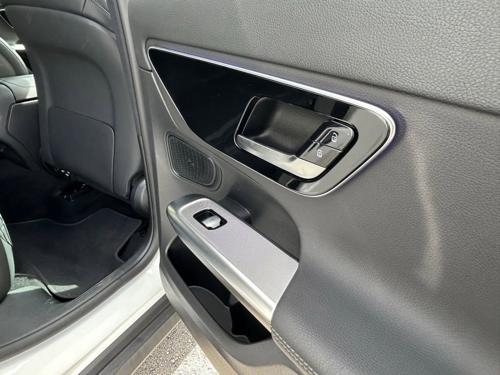 Used 2025 Mercedes-Benz GLC 300 4MATIC image 34