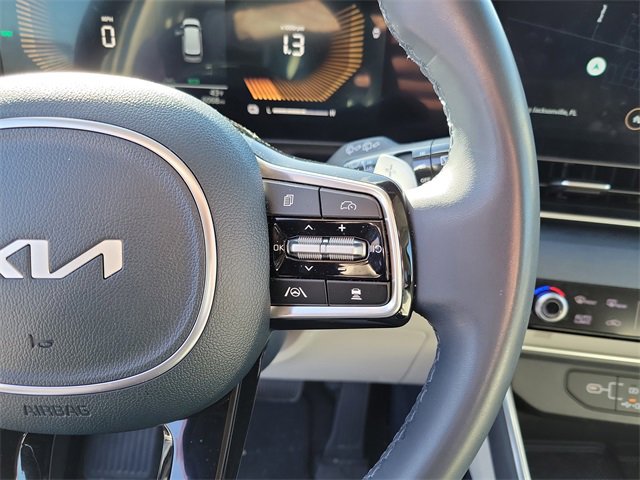 Used 2025 Kia Carnival EX image 18