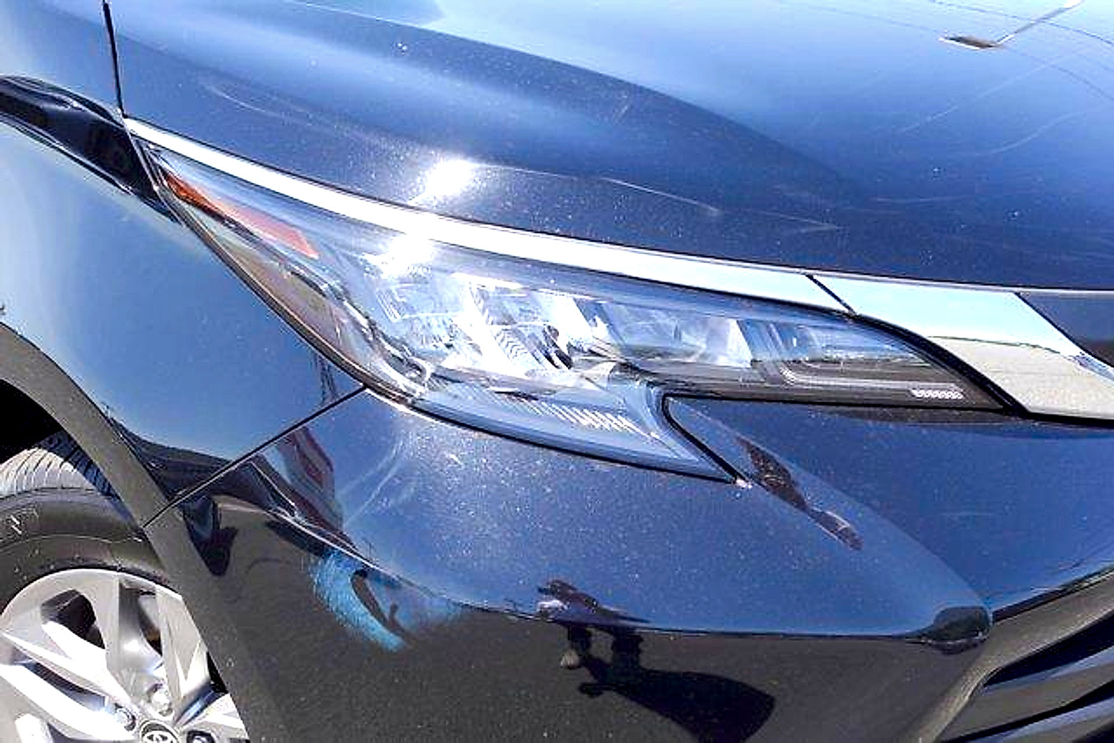 Certified 2025 Toyota Sienna XLE FWD image 2