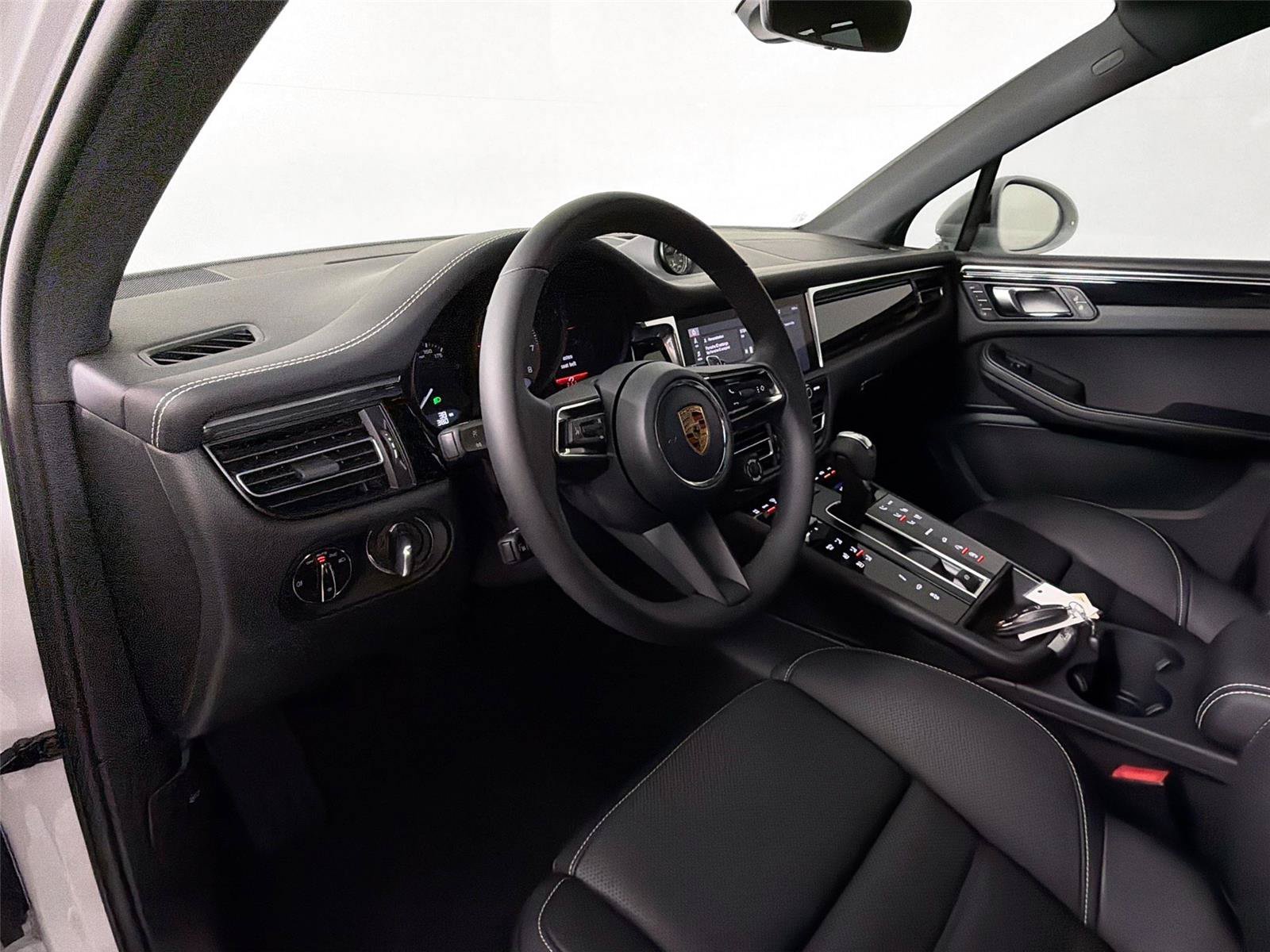 Certified 2025 Porsche Macan S AWD/4WD image 4