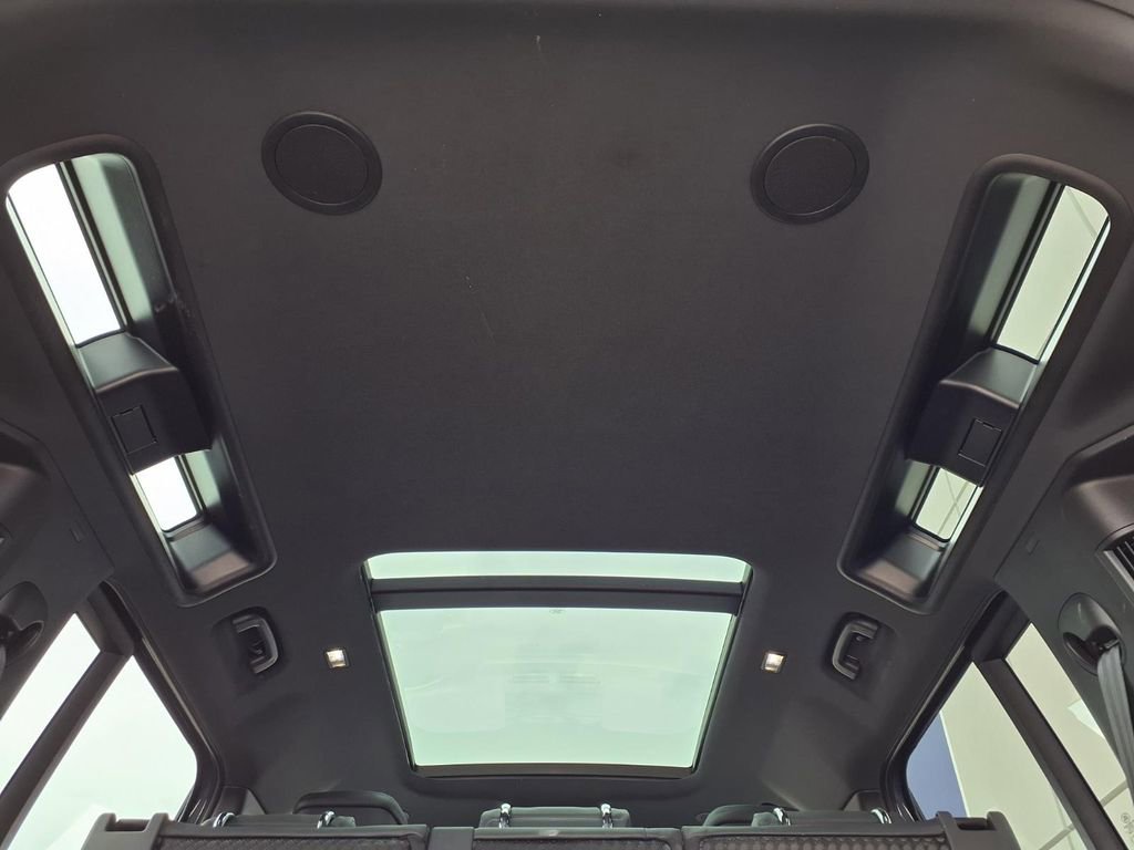 Used 2023 Land Rover Defender 110 SE image 24