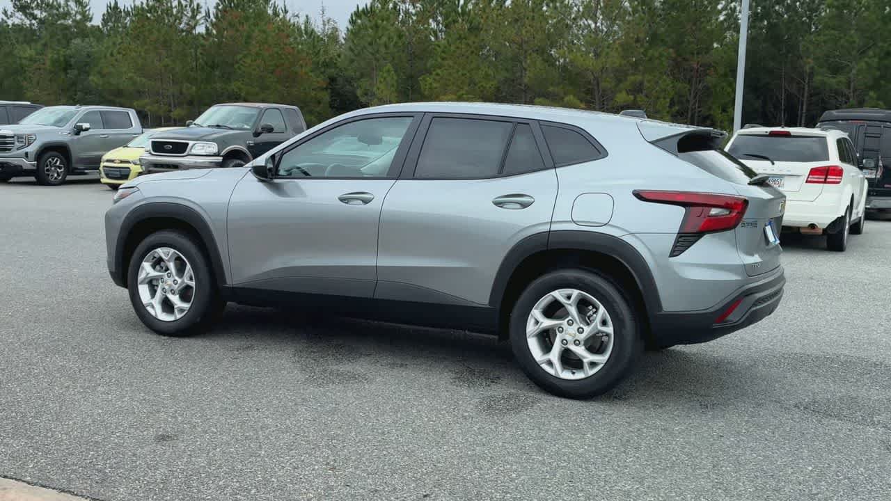 New 2026 Chevrolet Trax LS w/ LS Convenience Package FWD image 6