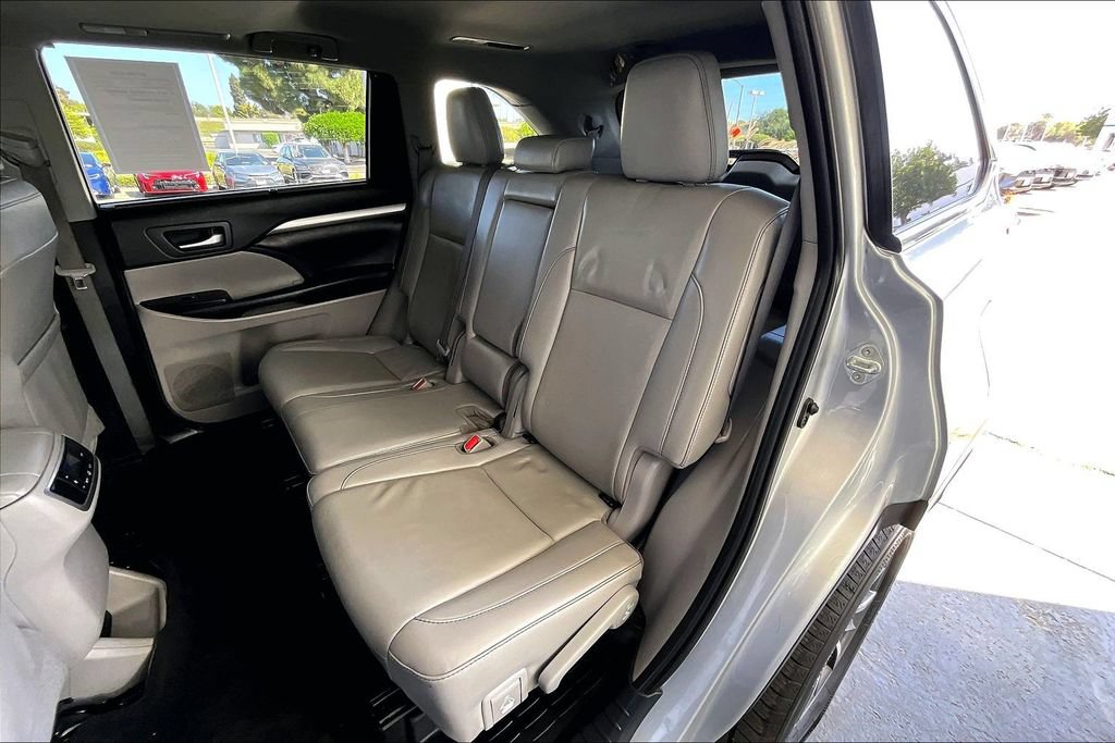 Used 2019 Toyota Highlander XLE w/ Carpet Mat Package (TMS) FWD image 22