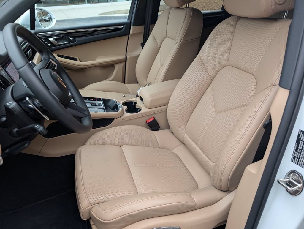 Certified 2025 Porsche Macan AWD/4WD image 5