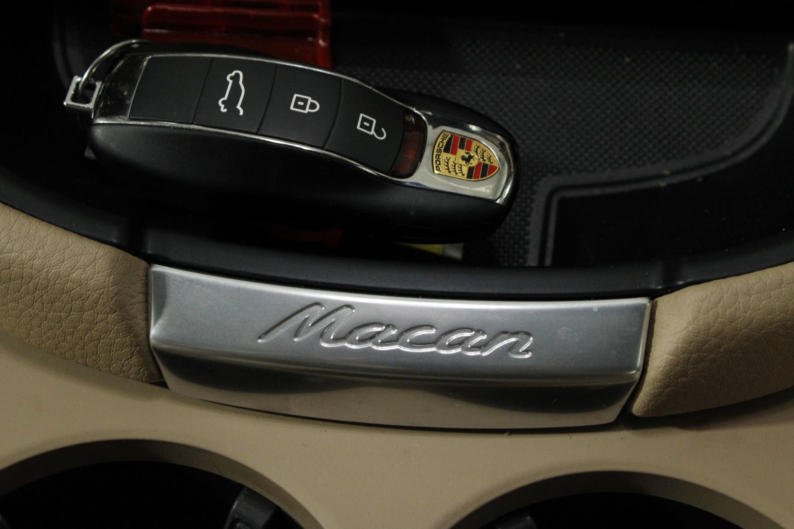 Certified 2025 Porsche Macan AWD/4WD image 23