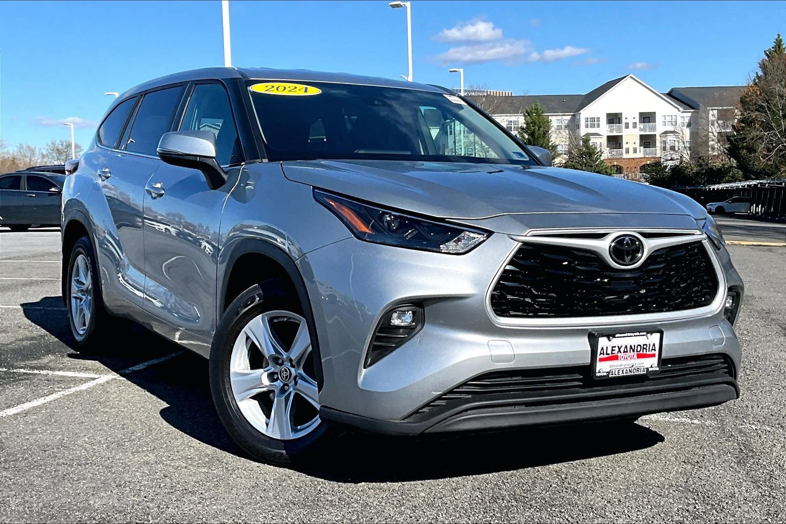 Used 2024 Toyota Highlander LE image 2