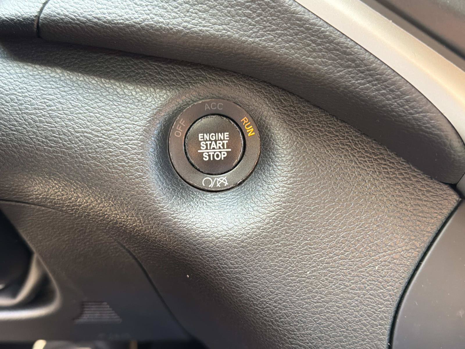 Used 2018 Jeep Cherokee Trailhawk AWD/4WD image 28