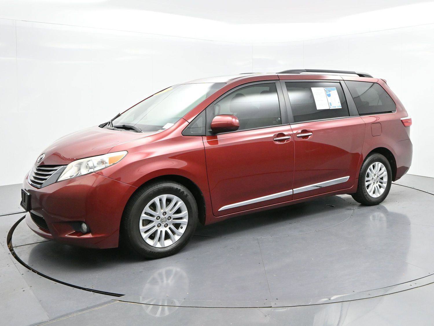 Used 2017 Toyota Sienna XLE w/ XLE Navigation Package FWD image 3