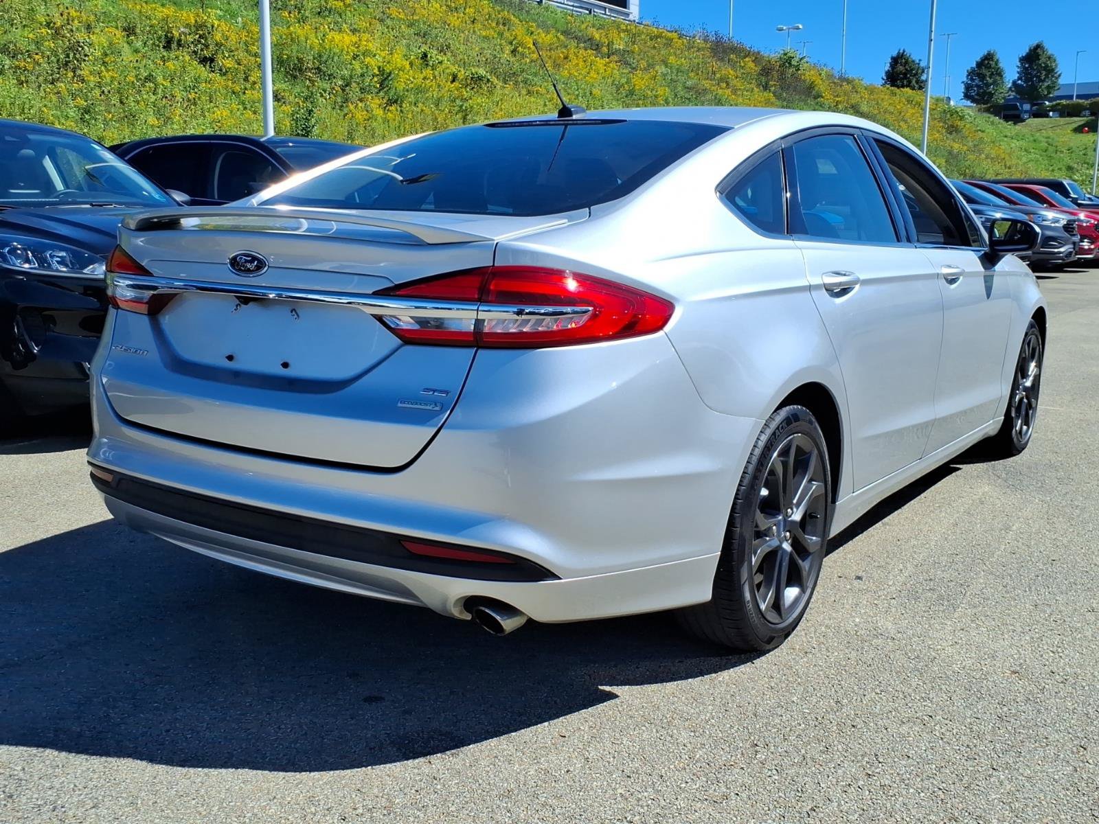 Used 2018 Ford Fusion SE w/ Equipment Group 201A FWD image 3