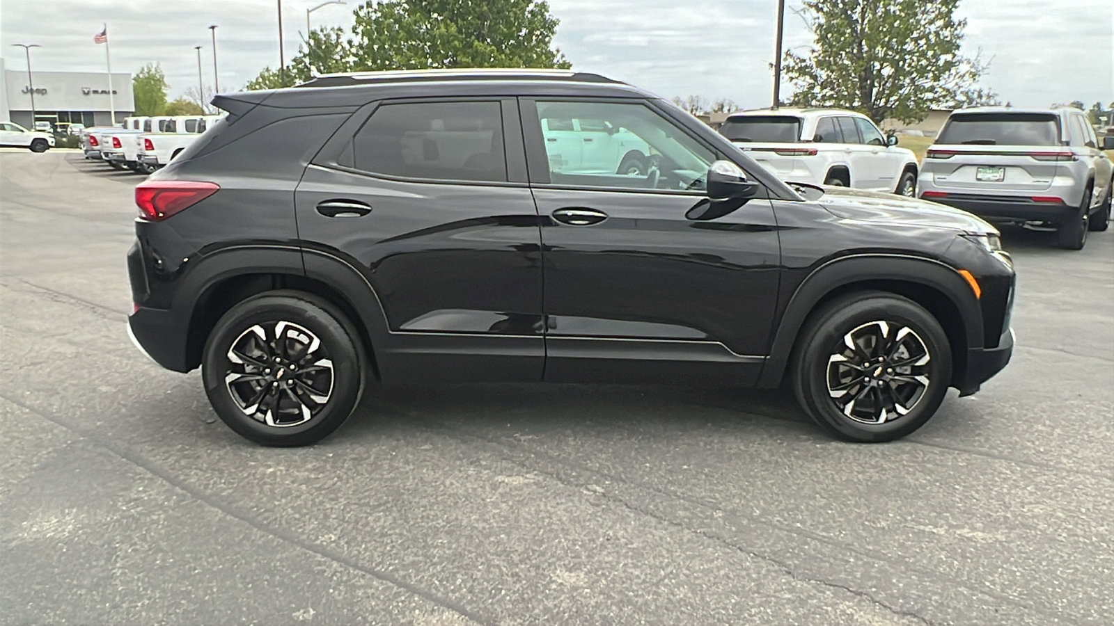 Used 2023 Chevrolet TrailBlazer LT w/ Convenience Package image 2
