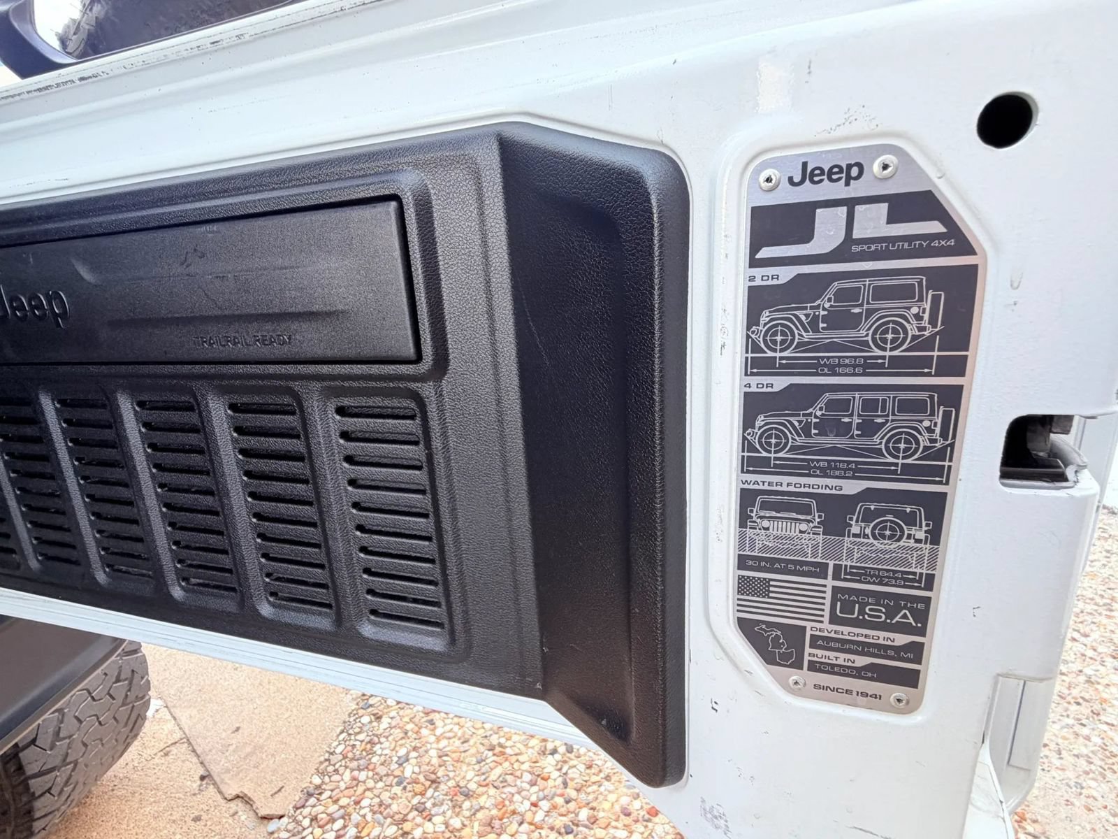Used 2018 Jeep Wrangler Unlimited Sahara AWD/4WD image 24