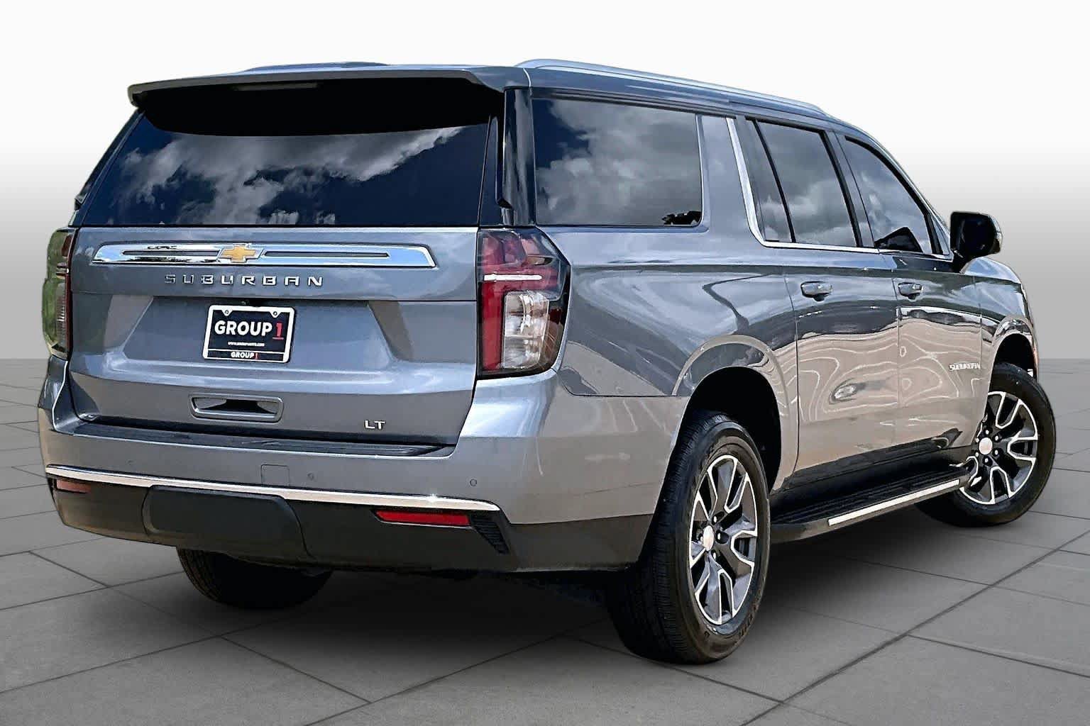 Used 2022 Chevrolet Suburban LT w/ Luxury Package RWD image 13