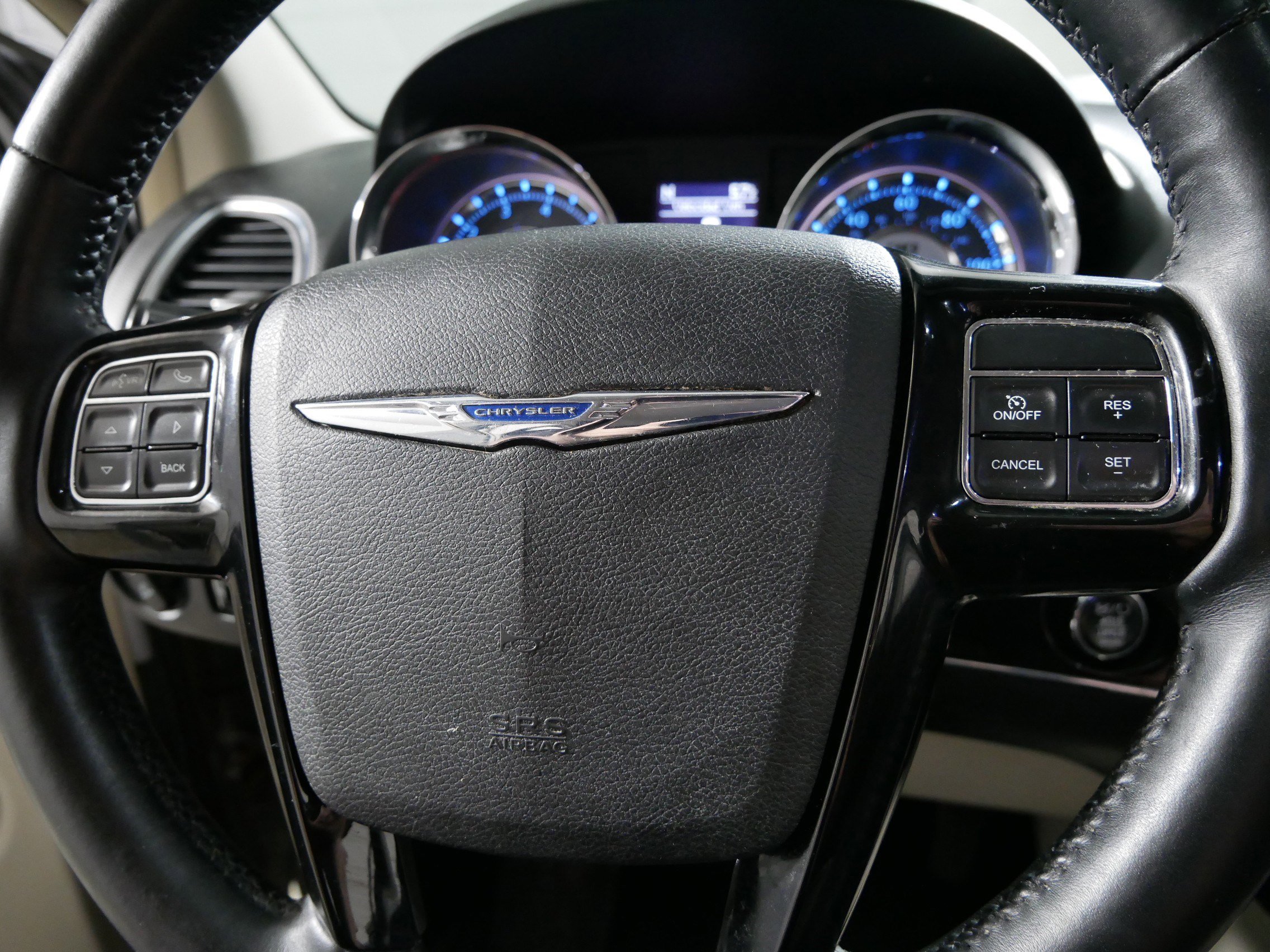 Used 2014 Chrysler Town & Country Touring-L image 25