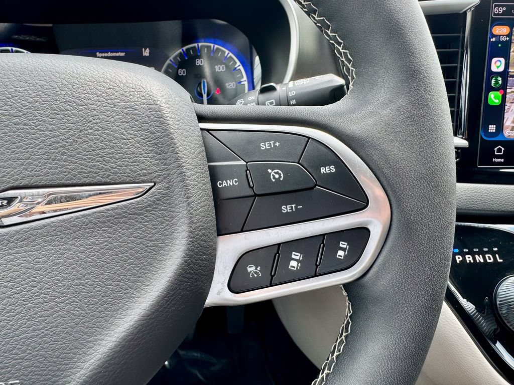 Used 2024 Chrysler Pacifica Touring-L FWD image 35