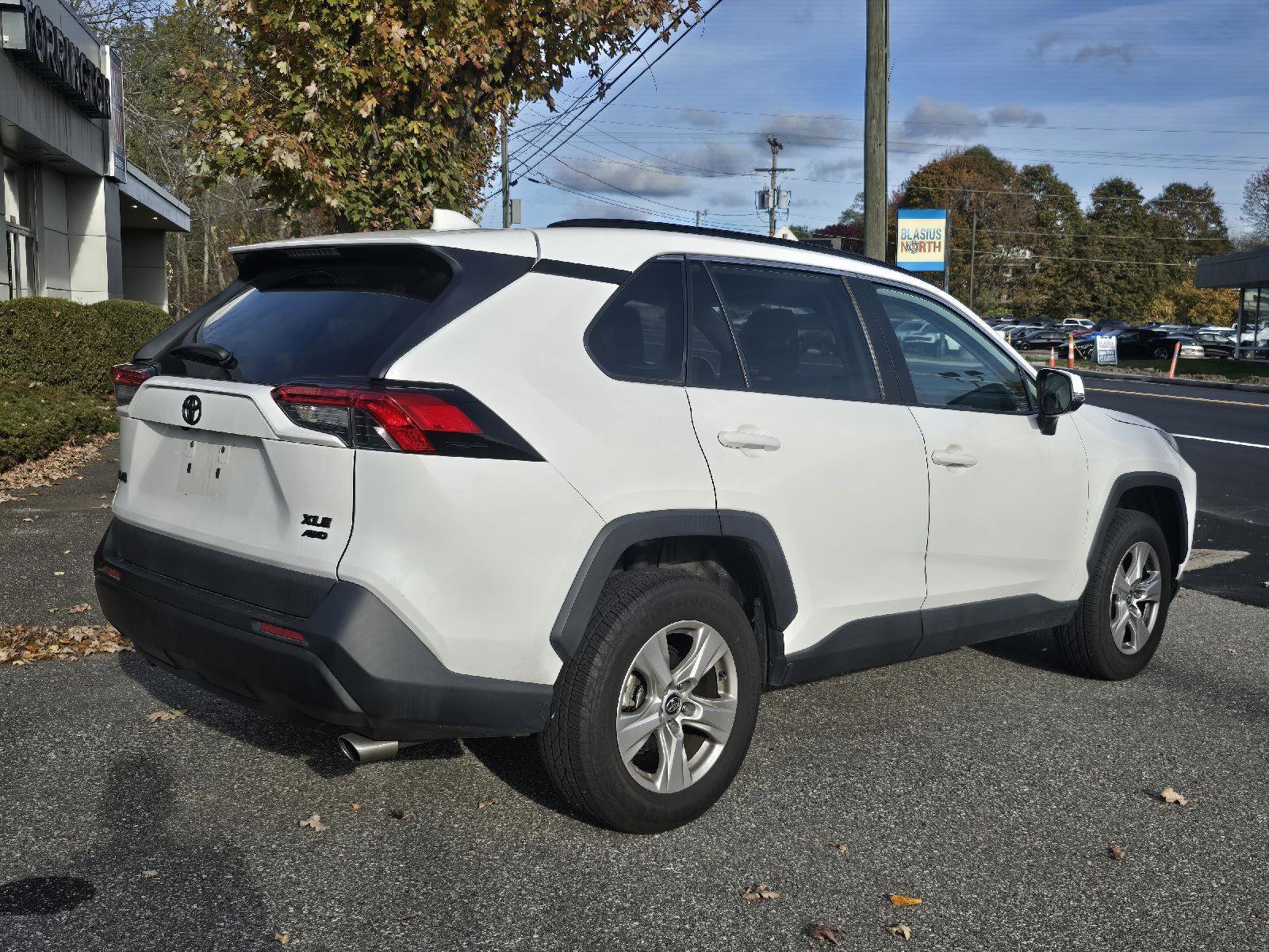 Used 2020 Toyota RAV4 XLE w/ Convenience Package image 3