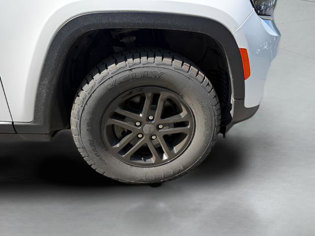 Used 2023 Jeep Grand Cherokee Laredo w/ Luxury Tech Group I AWD/4WD image 27