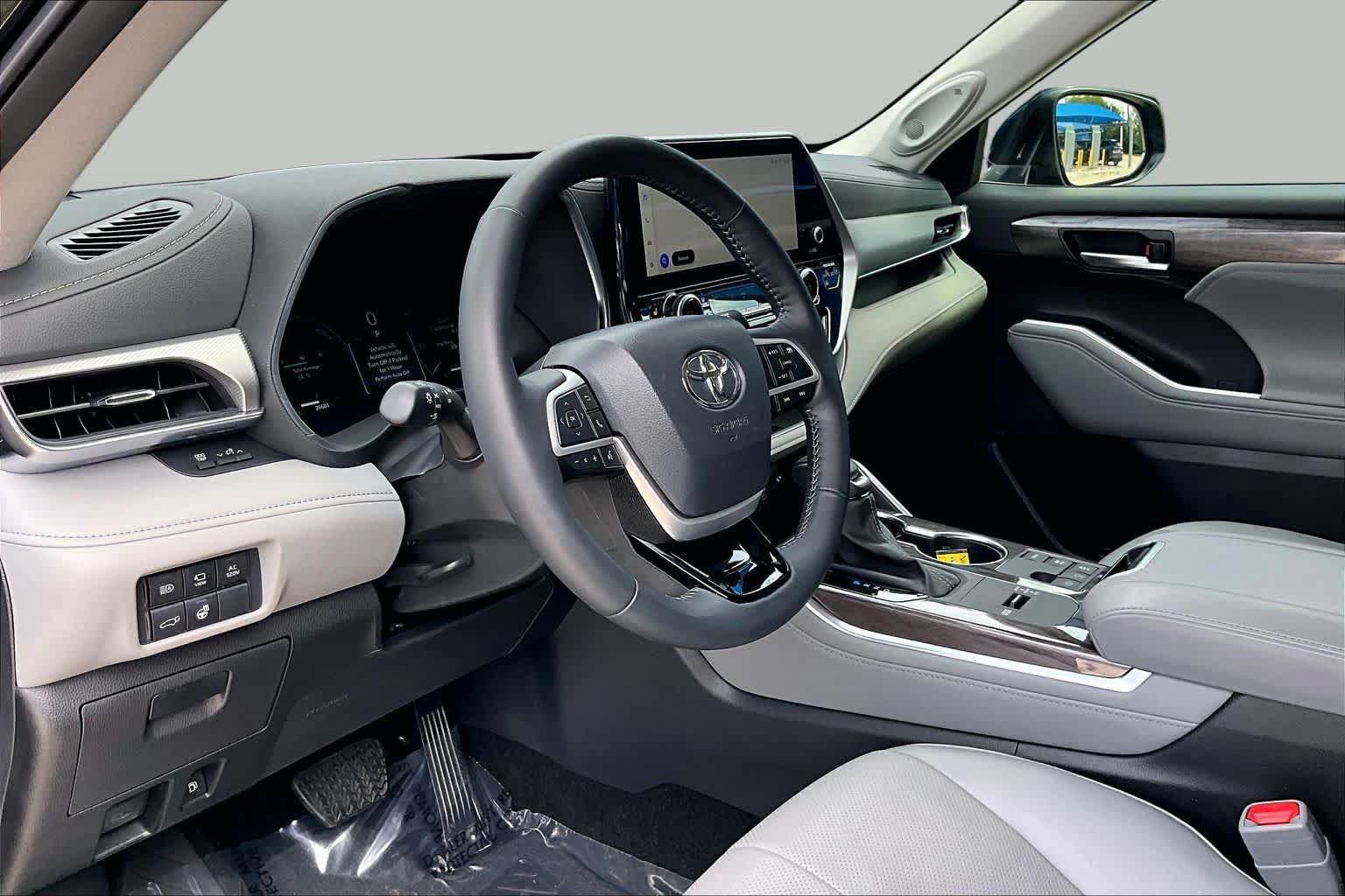 Used 2025 Toyota Highlander Platinum AWD/4WD image 18