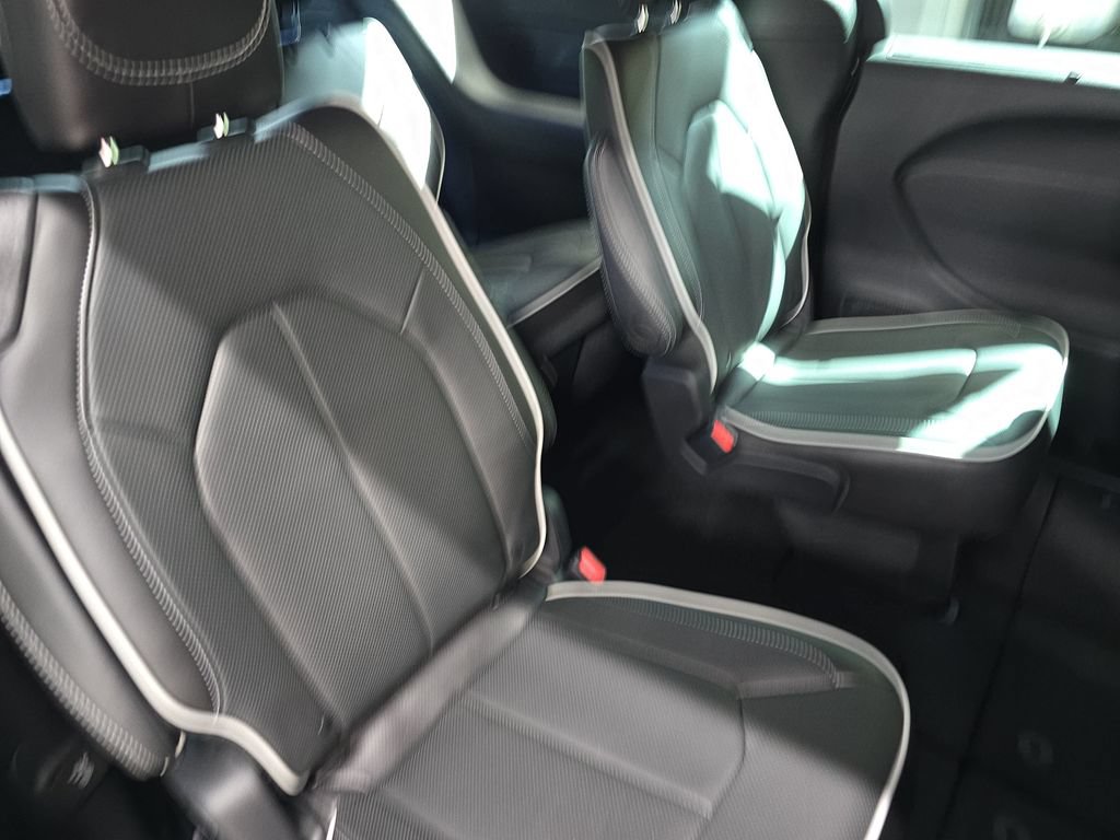New 2027 Chrysler Pacifica Limited FWD image 11