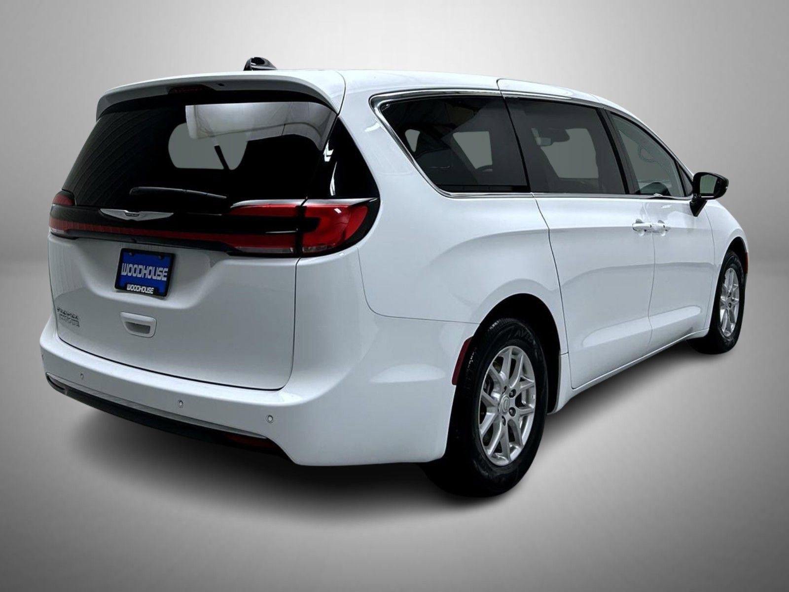 Used 2025 Chrysler Pacifica Select image 5