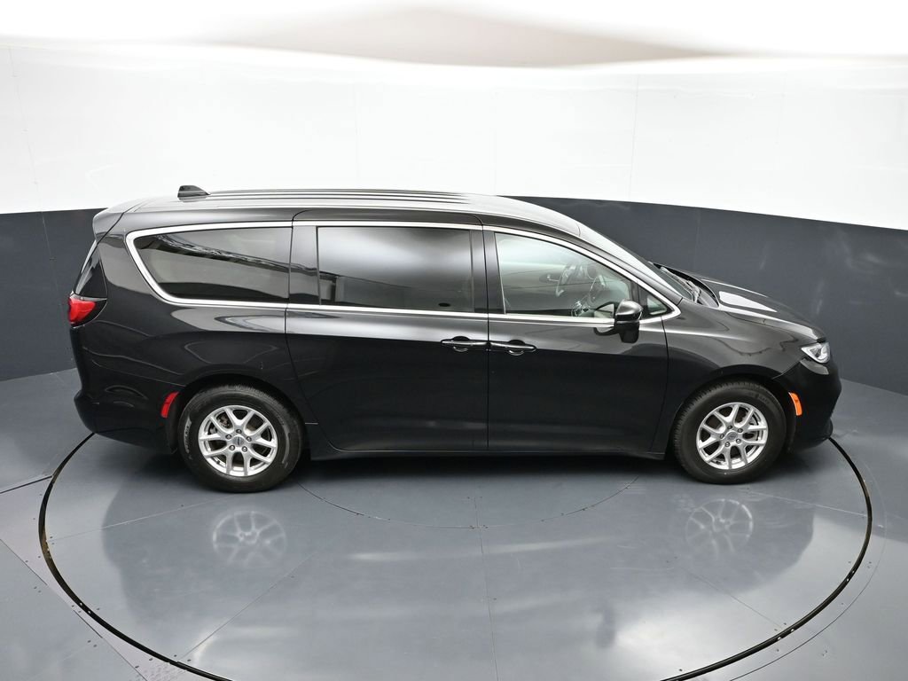 Used 2023 Chrysler Pacifica Touring-L FWD image 34
