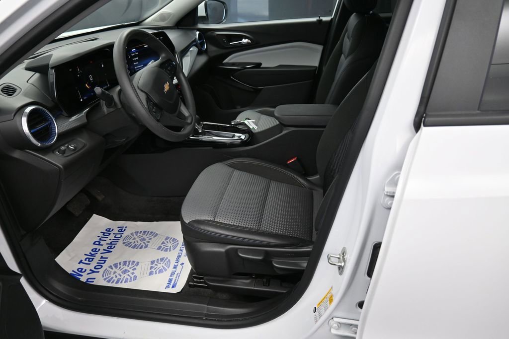 Used 2025 Chevrolet Trax LT FWD image 26