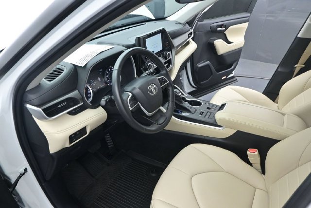 Used 2024 Toyota Highlander XLE AWD/4WD image 6