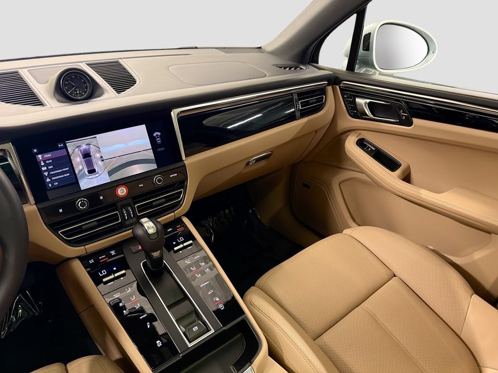 Certified 2025 Porsche Macan AWD/4WD image 24