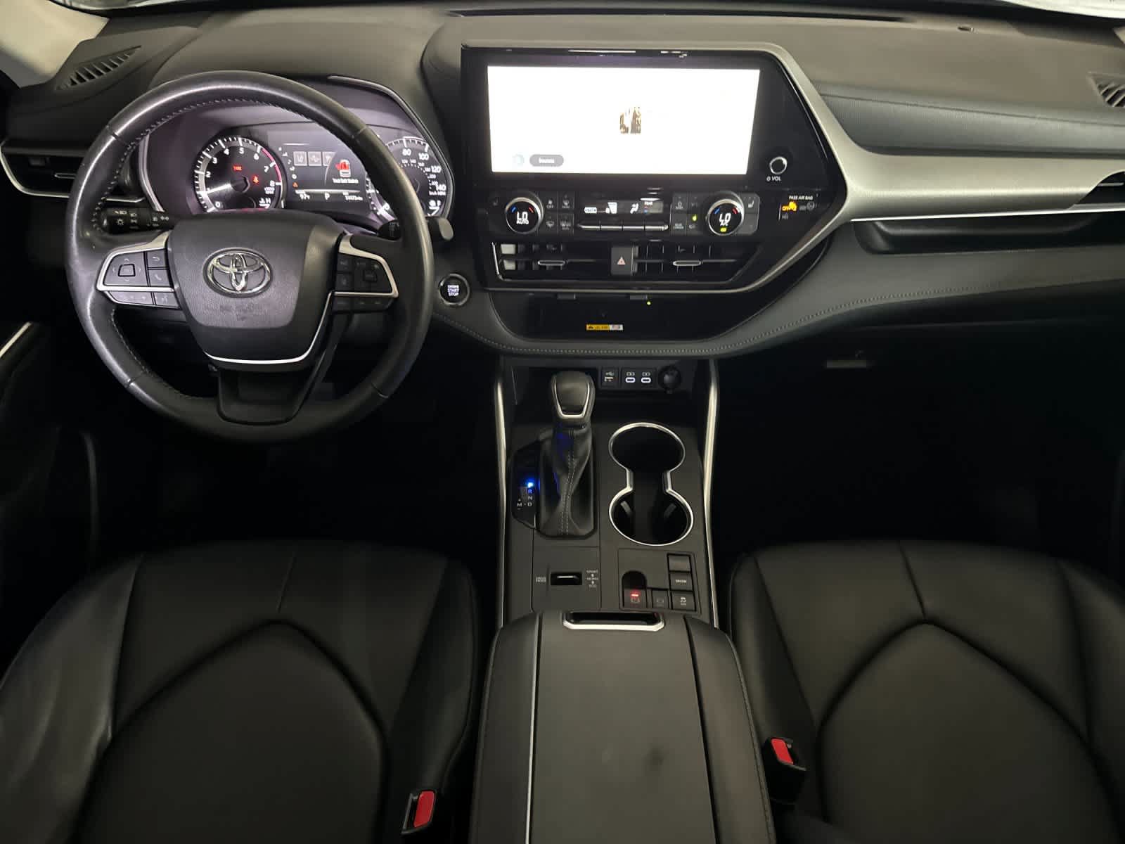 Used 2023 Toyota Highlander XLE FWD image 3