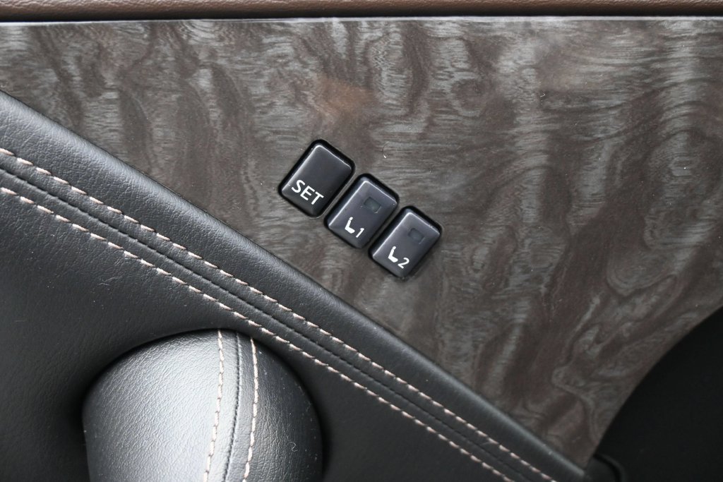 Used 2022 Nissan Armada Platinum w/ Captain's Chairs Package RWD image 5