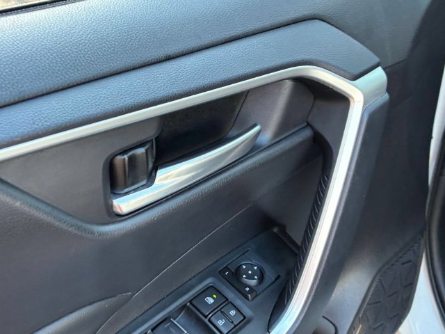 Used 2025 Toyota RAV4 XLE AWD/4WD image 18