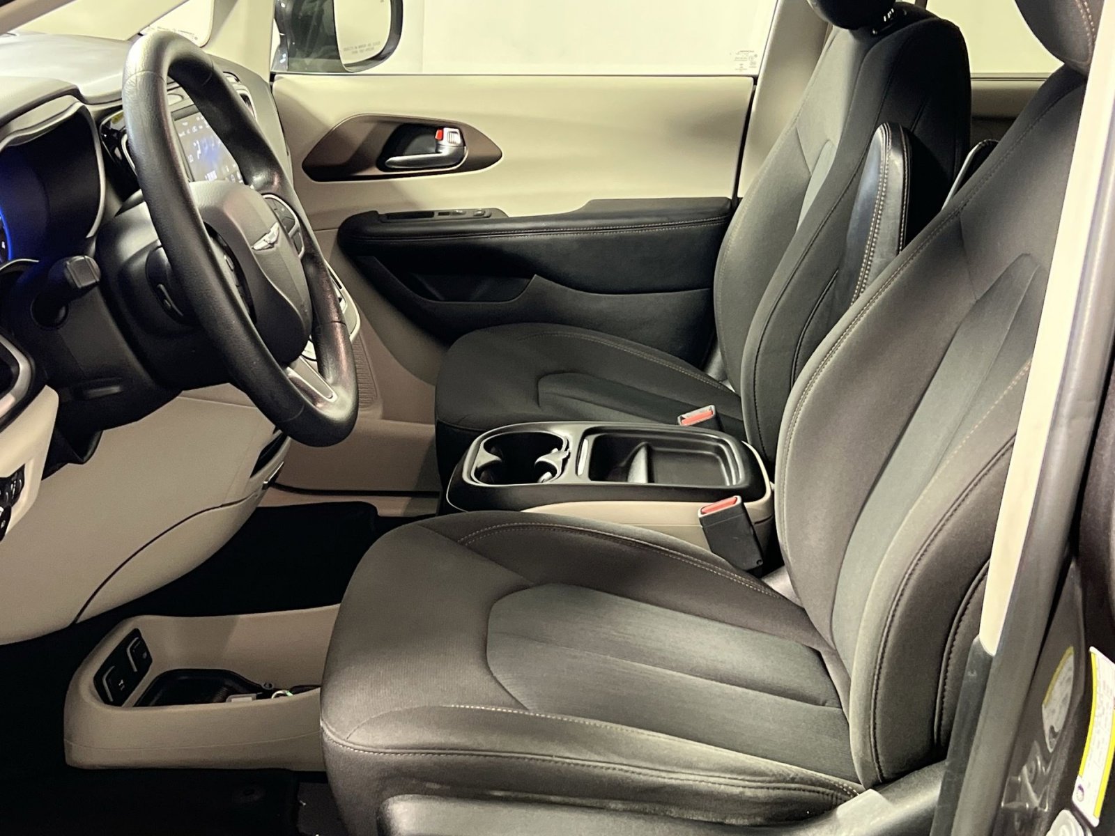 Used 2019 Chrysler Pacifica Touring Plus w/ Tire & Wheel Group FWD image 14