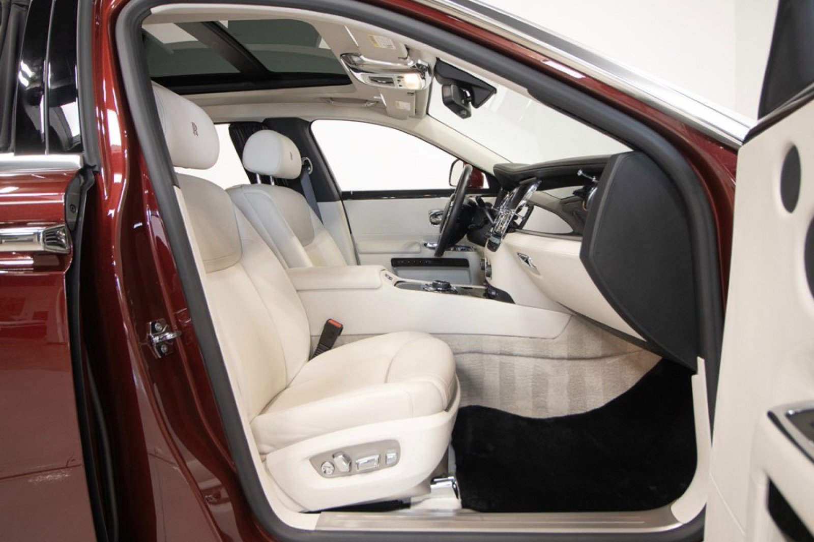 Used 2015 Rolls-Royce Ghost Extended Wheelbase image 65