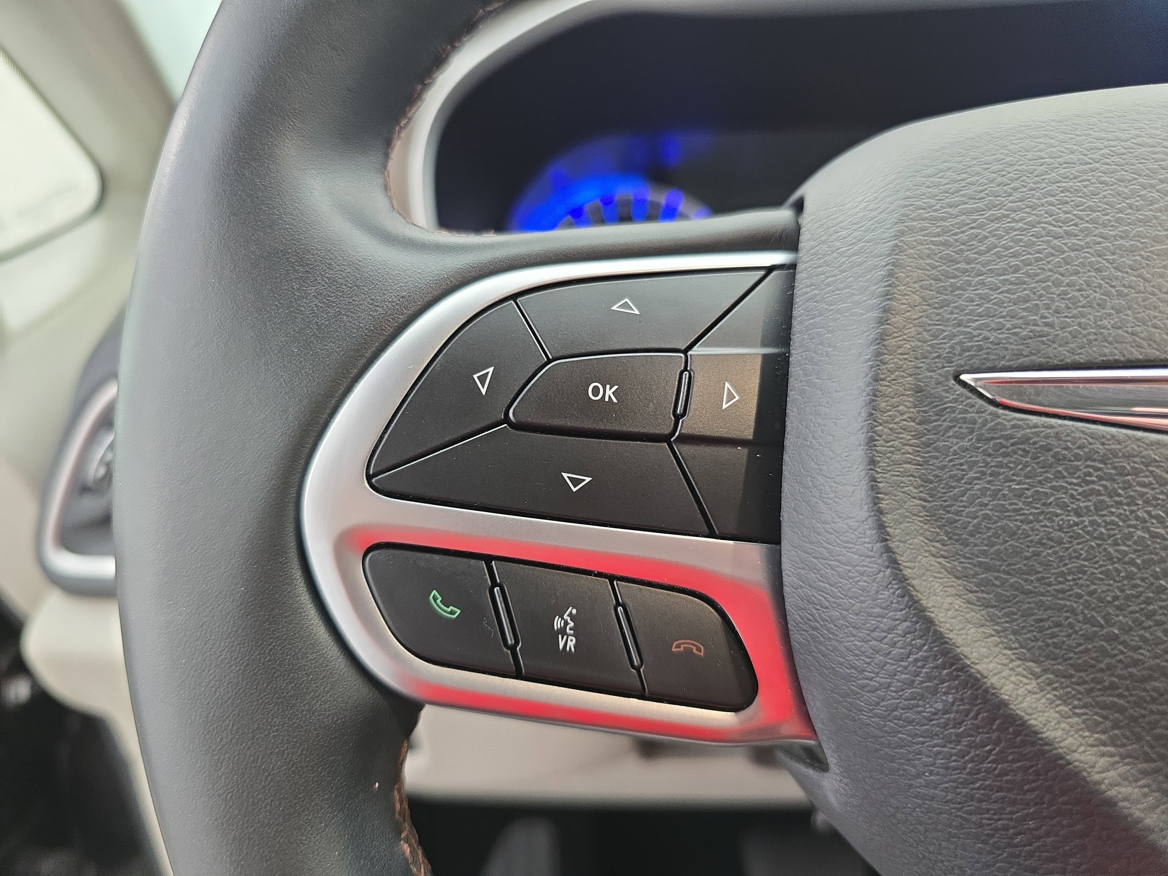 Used 2018 Chrysler Pacifica Touring-L image 18