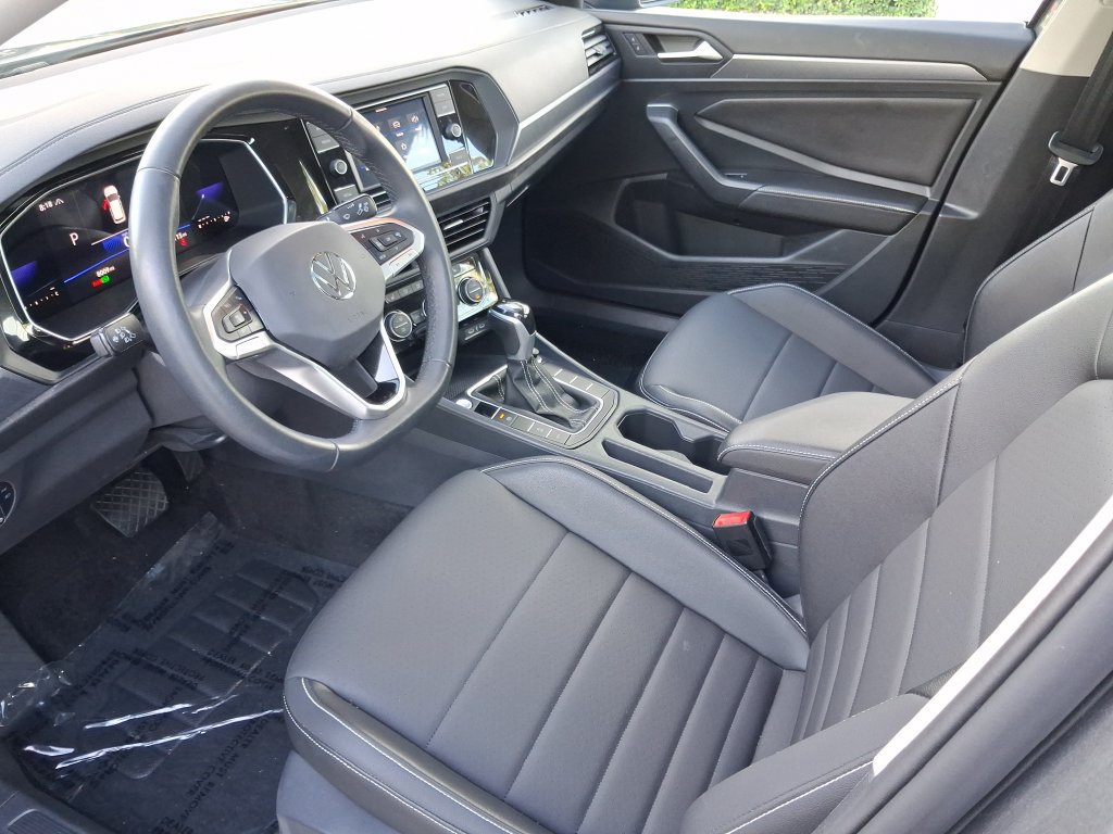 Certified 2023 Volkswagen Jetta SE w/ Panoramic Sunroof Package FWD image 18