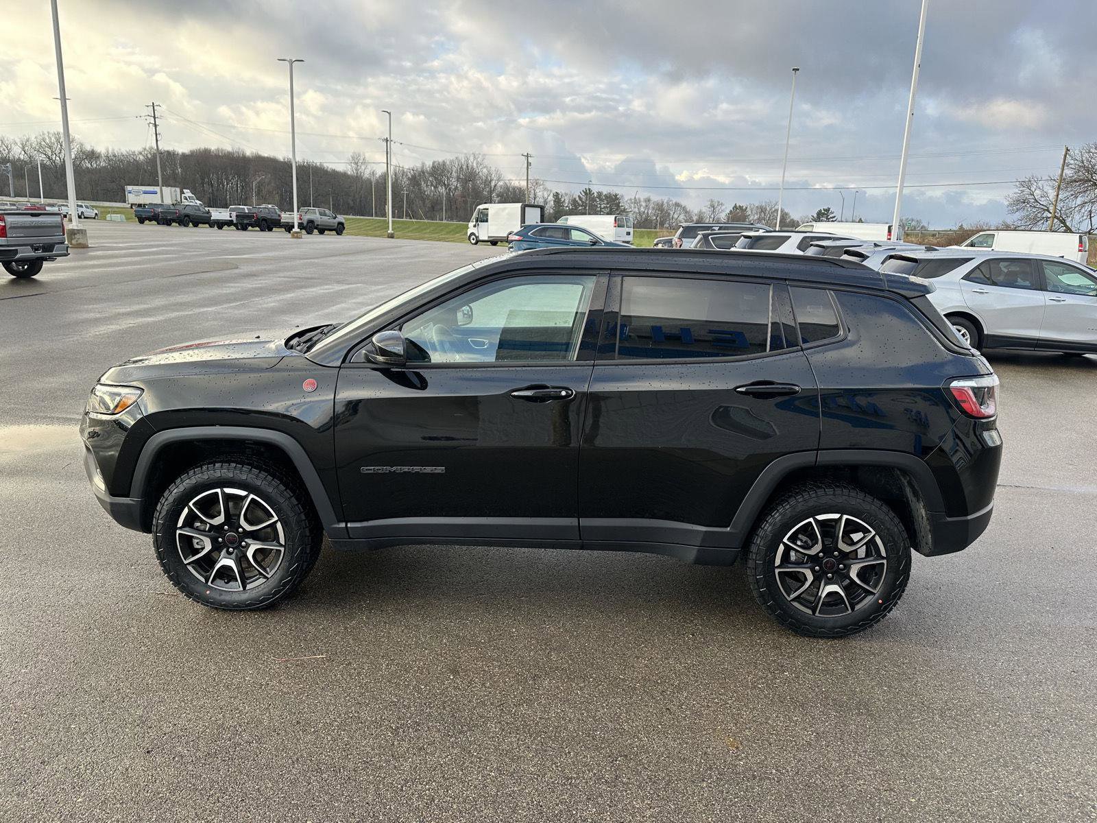 Used 2025 Jeep Compass Trailhawk AWD/4WD image 2