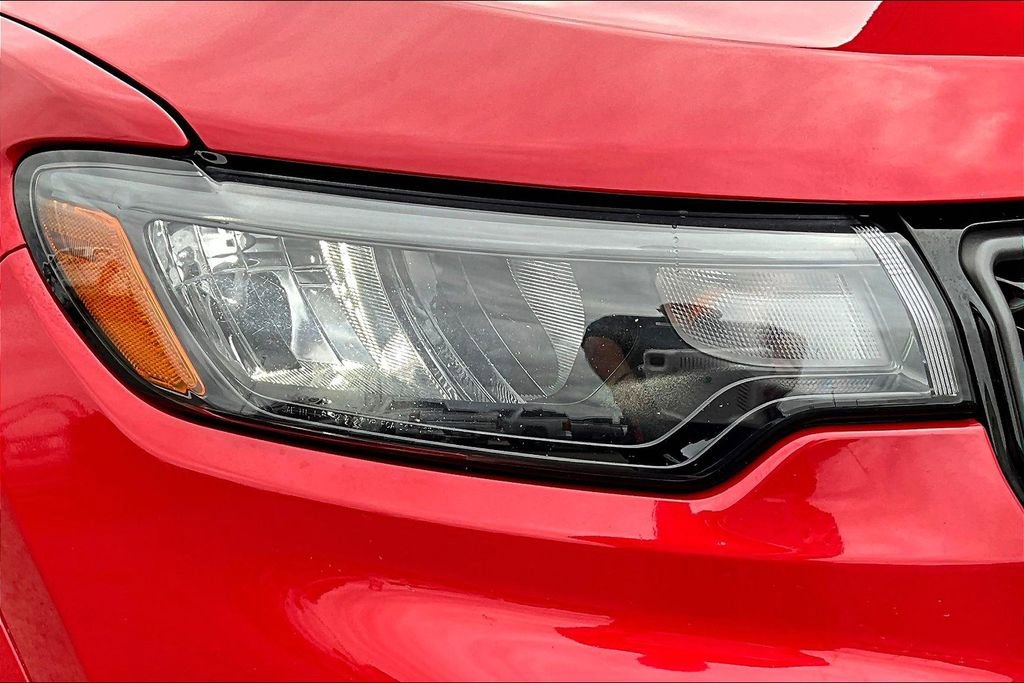 Used 2023 Jeep Compass Limited image 31