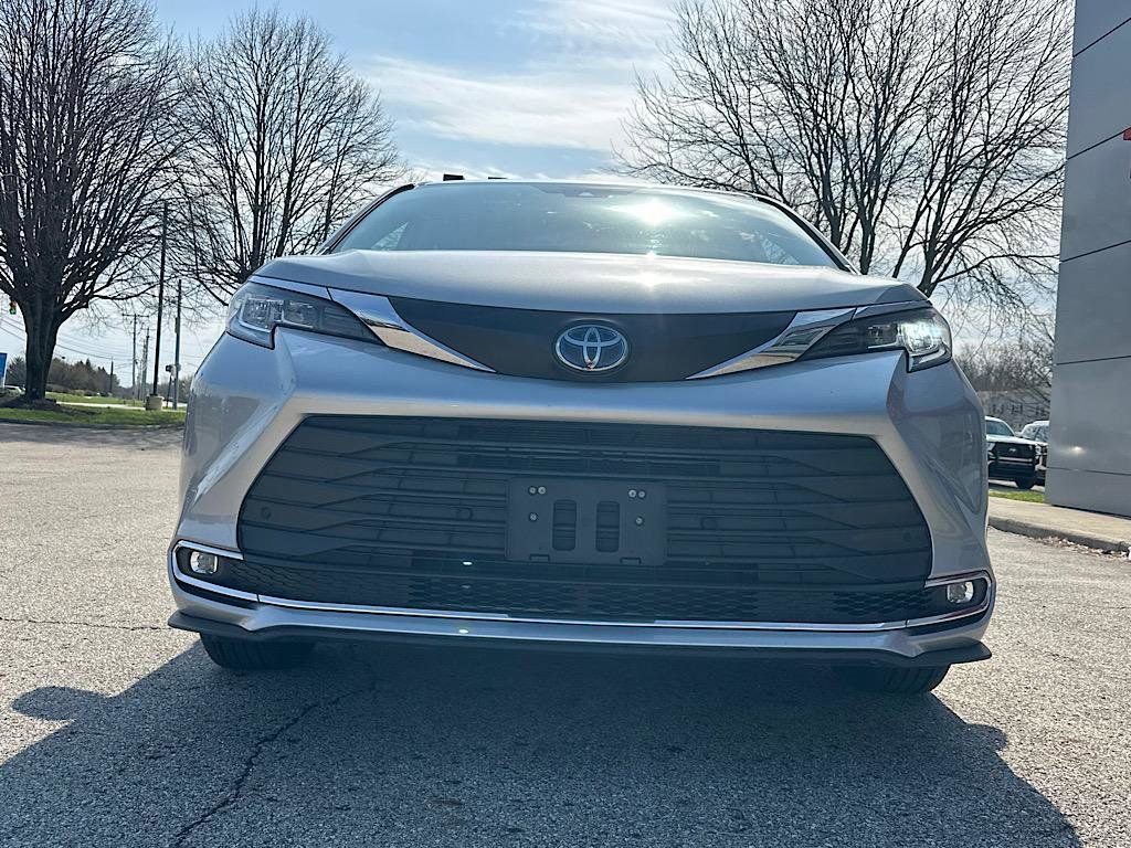 Certified 2022 Toyota Sienna XLE image 8
