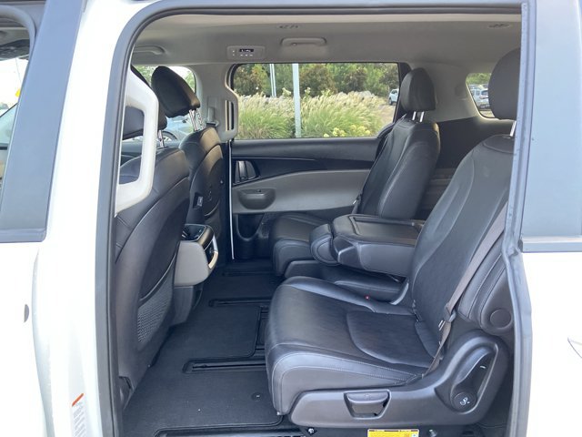 Used 2025 Kia Carnival FWD image 48