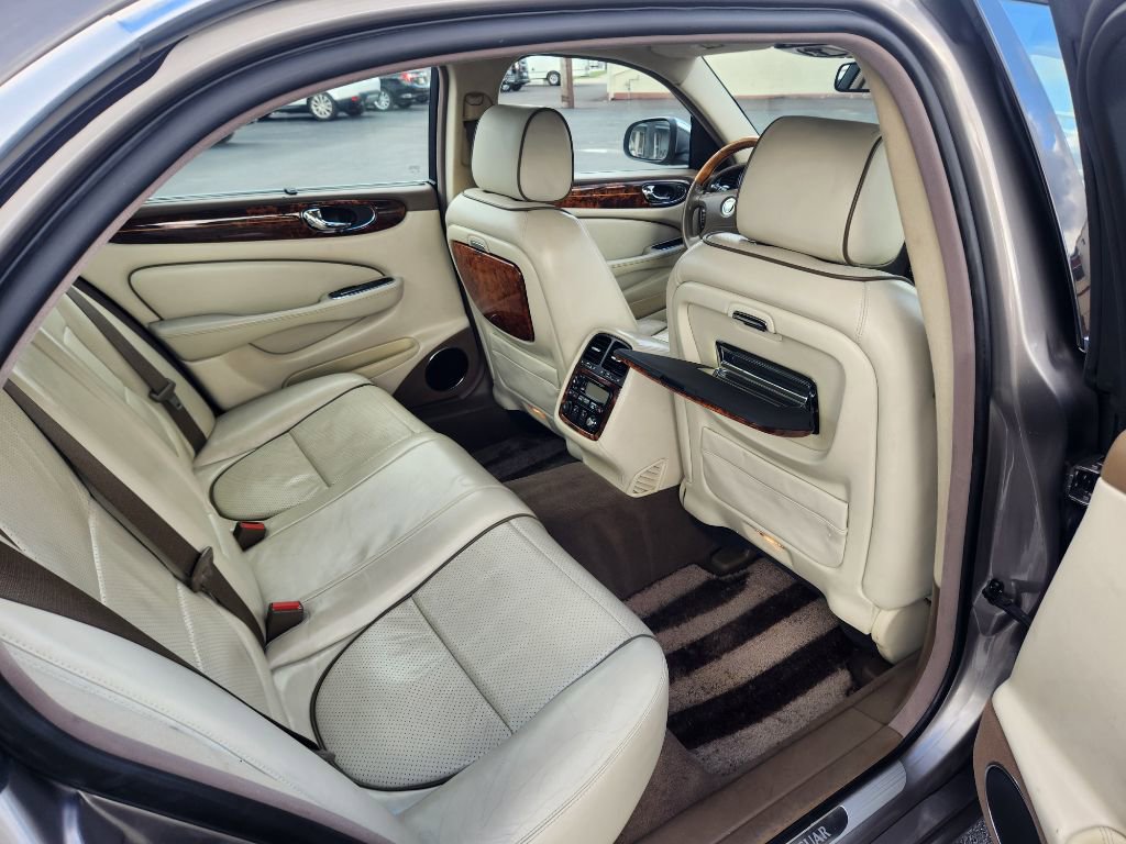 Used 2008 Jaguar XJ8 L image 40